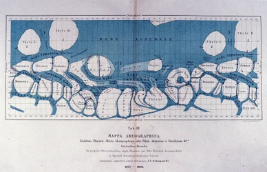 Karta över planeten Mars av Giovanni Virginio Schiaparelli (1835-1910), astrofysiker. Han observerade rätlinjiga formationer på planeten Mars, som han kallade de marsianska kanalerna (canali). 1877-1878