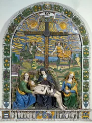 Nedtagandet från korset (Pietà). Jesus Kristus och Jungfru Maria omgivna av den helige Johannes och den heliga Maria Magdalena framför korset med inskriften INRI (I.N.R.I.). Keramiskt lågrelief av Giovanni della Robbia (1469-1529). Mått 3 x 2,28 m