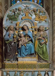 Jungfrun och barnet med Saint Madeleine och Saint John Evangelist Marmor och terrakotta polykrom av Giovanni della Robbia (1469-1529) Florens, Santa Croce-kyrkan, Cappella Pulci