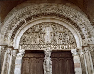 Romansk konst: Skulpterad tympanon som föreställer yttersta domen. Skulptur av mästaren Gislebertus (ca 1130-1140). Saint-Lazare-katedralen (Saint-Lazare)