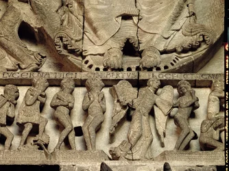 West Portal tympanon som visar den sista domen: detalj av Kristi fötter, en ängel och dödliga, ca 1130-35 kalksten
