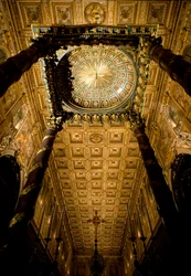 Utsikt över taket med trälådor markerade och dora av Giuliano da Sangallo (1445 cirka 1516) och stort altare tillverkat av arkitekten Ferdinando Fuga (1699-1781). Basilikan Santa Maria Maggiore (Holy Mary Major), Rom.