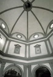 Utsikt över den åttkantiga sakristian byggd på projekt av Giuliano da Sangallo (1445-1516)
