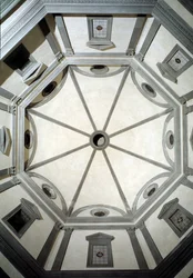 Utsikt över den åttkantiga sakristian byggd på projekt av Giuliano da Sangallo (1445-1516)