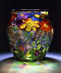 En Murrhine-glasvas, med fyra fjärilar, blommor och löv, c.1918 (glas dekorerat i Murrhine-teknik)