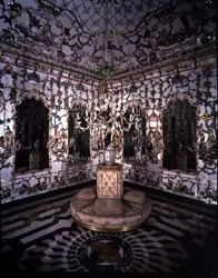 Corner of the Salon Chino (kinesiskt rum) utfört helt i porslin, 1769 (porslin) (för detaljer se 93238-9)