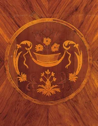 Detalj från sidan av en norditaliensk tulpanved, rosenträ, fruktträ och intarsiakommod, ca 1800