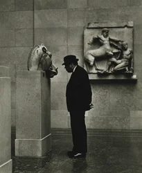 Man tittar på bilder på British Museum, London 1950-talet.