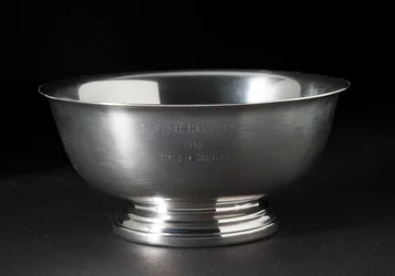 Silver bowl tennis trofé överlämnas till Sally Ride, 1965.