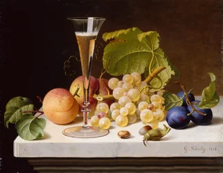 Vindruvor, persikor, plommon, nötter och ett glas champagne på en marmoravsats