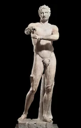 Grekisk antik: ”Apoxyomene”, naken atlet som skrapar huden med en strigilis. Romersk marmorskulptur, kopia efter ett bronsoriginal av Lysippos. Höjd 2,05 m, Rom, Vatikanmuseerna, Pio-Clementino-museet