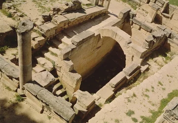 Flygfoto av nymphaeum, restaurerad av romarna i c.20 BC