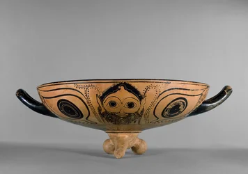 Attisk bägare med svart figur dekorerad med en tondo med Gorgon-huvud omgiven av sex liggande män som deltar i ett symposium, på samma sätt som Andocides-målaren, ca 500 f.Kr. (keramik) (se även 100563 och 419877)