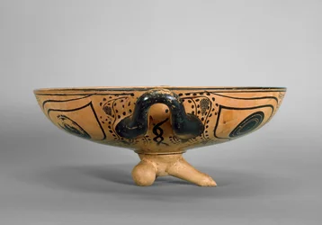 Attisk bägare med svart figur dekorerad med en tondo med Gorgon-huvud omgiven av sex liggande män som deltar i ett symposium, på samma sätt som Andocides-målaren, ca 500 f.Kr. (keramik) (se även 100563 och 419876)