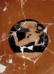Vindsmugg med röda figurer (detalj) signerad av krukmakaren Kachrylion föreställande en grekisk hjälte under sken av en stilig ung mansvinge (kan vara Eros), 510 f.Kr. Grekisk keramik restaurerad. Museo archeologico Firenze. Florens arkeologiska museum. (d
