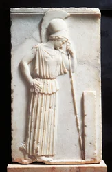 Basrelief som visar sörjande Athena stående framför en stele