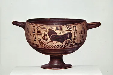 Kotyle med svart figur, ca 600-500 f.Kr. (keramik) (se även 307545 och 307546)