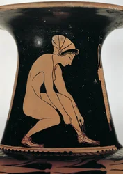 Hukande kvinna som knyter sin sandal, detalj från halsen på en attisk röd-figur amfora, gjord av Pamphaios och målad av Oltos, ca 510-500 f.Kr. (keramik) (se även 92571)