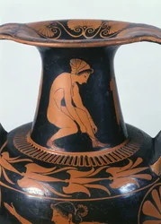 Hukande kvinna som knyter sin sandal, detalj från halsen på en attisk röd-figur amfora, gjord av Pamphaios och målad av Oltos, c.510-500 f.Kr. (keramik)