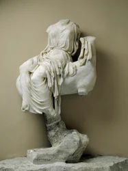 Kvinnlig staty draperad som ett votivoffer, från Sorrento