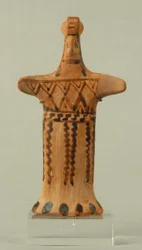 Statyett av en stående kvinnlig, boeotisk verkstad, arkaisk period (målad lera)