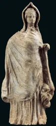 Statyett av en kvinna som bär en chiton och en himation som täcker hennes huvud, möjligen från Myrina, Mindre Asien, 250-200 f.Kr. (lera)