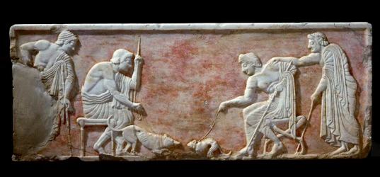 Grekisk konst: Kouros-bas som representerar två unga människor som spännande en hund och en katt - Marmorreliefstrumpor, 510-500 f.Kr. - Aten, arkeologiskt museum - Två unga män som leker med en hund och en katt - Vit marmorrelief (bas på en kouros-staty )