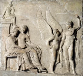 Grekisk konst: ”Paris, prins av Sparta, förför Helena av Troja; Afrodite är avbildad”. Marmorrelief efter ett grekiskt original. 1:a århundradet f.Kr. Museo Archeologico Nazionale, Neapel
