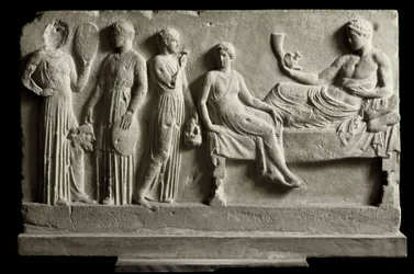 Grekisk konst: lågt votivrelief i marmor, tillägnat Dionysos Bacchus av komedianter. Det föreställer "Backanterna" av Euripides, 410 f.Kr., Aten, Nationella arkeologiska museet. Backanterna (från tragedin av Euripides, 480-406 f.Kr.). Votivrelief i marmor