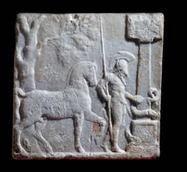 Grekisk konst: marmorstele dekorerad av en ryttare med sin häst, slutet av 2:a - början av 1:a århundradet f.Kr., Dim 52x52x9 cm Mantua - Palazzo Ducale, Coll statuaria, inv n 6669 - Grekisk konst: marmorstele med relief som representerar en ryttare och en