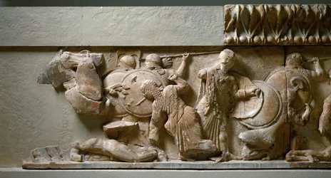 Grekisk, jonisk konst: nordlig fris från Tresor av Siphnos: scen av gigantomachia, Apollo och Artemis som slåss mot en jätte. 525 f.Kr. Delphi, arkeologiskt museum