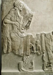 Grekisk antikvitet: "" en familj som offrar till gudinnan Athena"" Låg relief. 550 f.Kr. Från Akropolis i Aten. Aten, Akropolismuseet