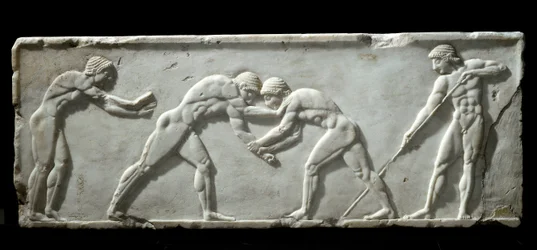 Grekisk konst: bas till en kouros som föreställer brottare i kamp. Marmorrelief, 510-500 f.Kr. - Aten, Arkeologiska museet