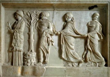 Grekisk konst: lågrelief som föreställer tre nymfer som följer en ung kvinna. 100-talet f.Kr. Aten, Pireusmuseet