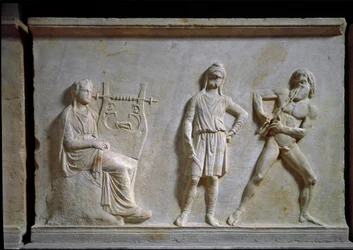 Grekisk konst: musiktävling mellan Apollo och Marsyas (spelar aulos och lyra). Lågrelief huggen i marmor, 320 f.Kr., grekisk antikvitet. Nationalmuseet för arkeologi, Aten (Grekland)