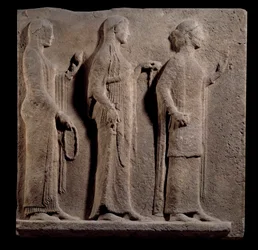 Grekisk konst: plakett över Teorernas passage: ansikte som representerar nåderna. Låg marmorrelief från ön Thasos i Grekland. 480 f.Kr. Paris, Louvren