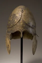 Hjälm med fallisk applikation, chalkidisk, 500-400-talet f.Kr.
