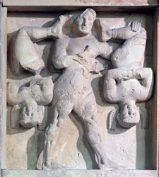 Magna graecia: metop med Herakles med Cercopes, stenrelief, 575-550 f.Kr.