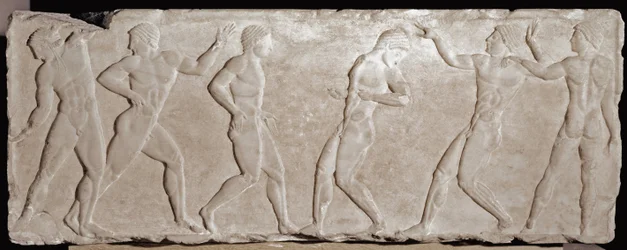 Reliefprydd marmorsockel till en gravkouros föreställande sex idrottare. 510-500 f.Kr. Från Akropolis i Aten. Nationella arkeologiska museet, Aten