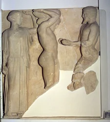 Metope X från Zeustemplet föreställande Herkules som tar emot Hesperidernas gyllene äpplen från Atlas hand, medan Minerva vilar en kudde på hans huvud (marmor)