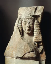 Metopfragment med kvinnlig figur, från Mykene, Grekland, 700-talet f.Kr. (kalksten)