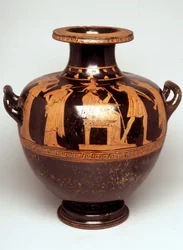 Vasmålning: Framställning av Jupiter (Zeus), tronande i mitten. Ovanför hans huvud syns den beväpnade Athena (Athenas födelse). Mitt emot Zeus står Hefaistos. 470 f.Kr. BNF, Cabinet des Médailles.