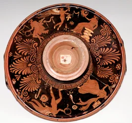 Patera med maenad och Eros (terrakotta, 325-300 f.Kr.)