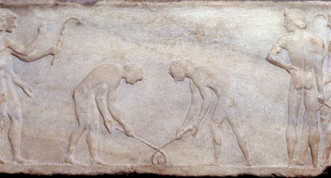 Art of Ancient Greece: Bollspel med lacrosse (principen för nuvarande hockey). Skulptur med låg relief. Atens arkeologiska museum