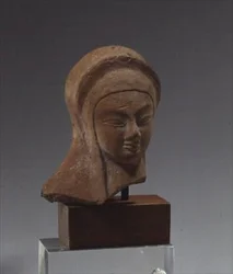 Kvinnligt huvud, fragment av en staty av typen Spedos korsade armar, tidig kykladisk II period, c.2700-2400 f.Kr. (marmor)