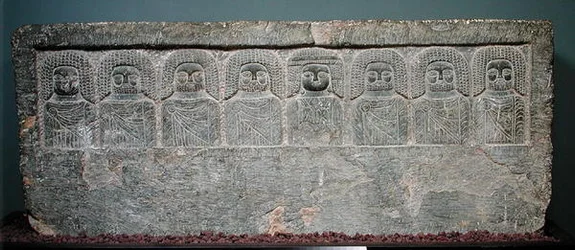Stela med åtta libyska gudomar, från Borj Helal, 200-100-talet f.Kr. (kalksten).