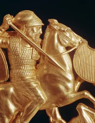 Kam prydd med krigare i strid (guld)