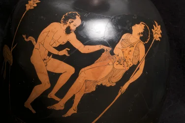 Detalj av en rödfigurig hukande lekythos (terrakotta) (se även 325673)