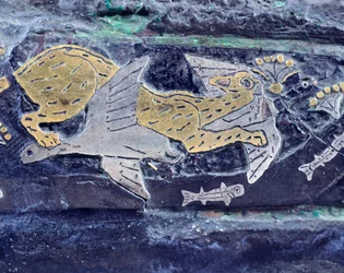 Graverad dolk i guld, silver, brons och niello, från Tomb IV of Circle of Mycenae, Grekland, Detalj: kattdjur som jagar fåglar, guldsmedskonst, mykensk civilisation