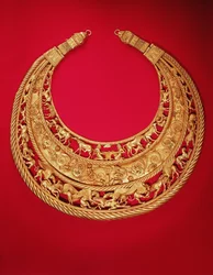 Halsband med pastorala scener (guld)